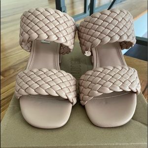 Steve Madden “Daphnee” sandal in tan. Size 7